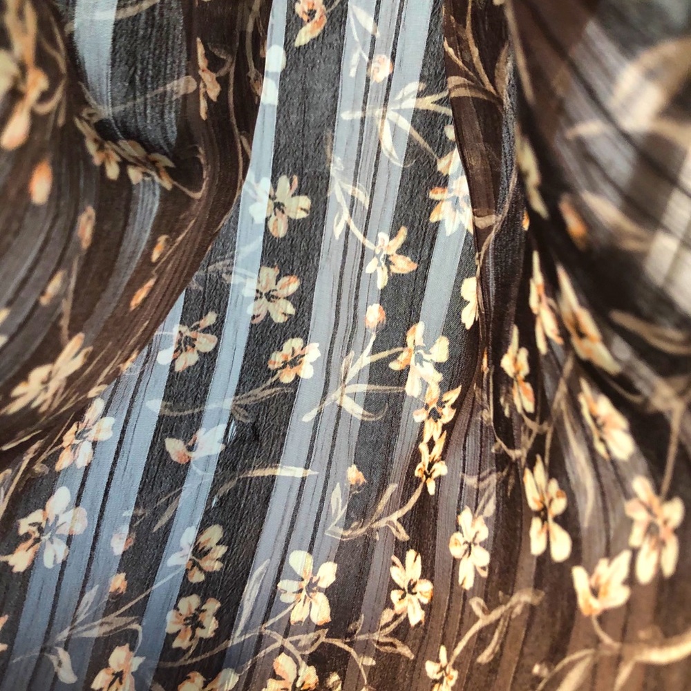 Sheer Flower-print Button-up Ruffled Blouse - Picture 5 of 7